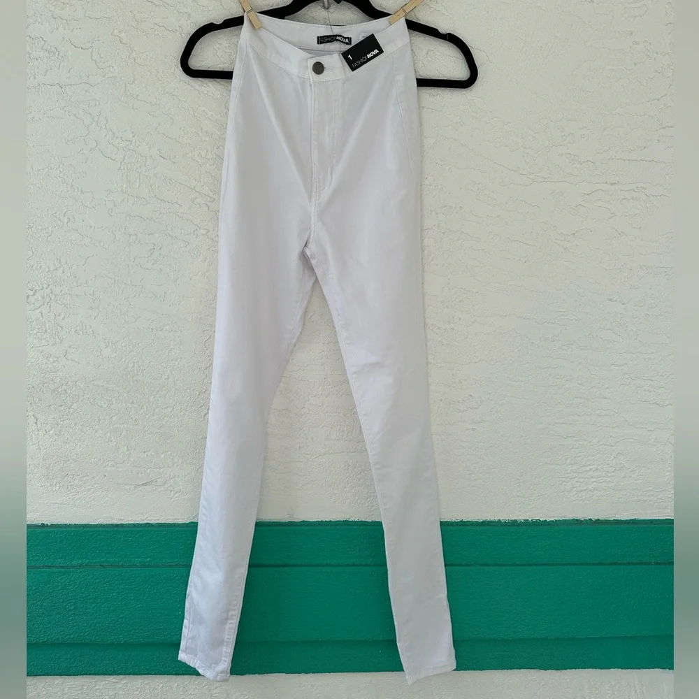 Fashion Nova Super High Rise Denim Skinnies White Pants Size 1 Juniors - Picture 2 of 5
